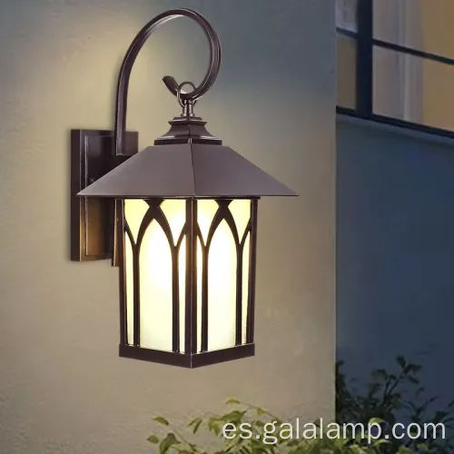 'Elegantes luces de pared al aire libre impermeables para jardines modernos'